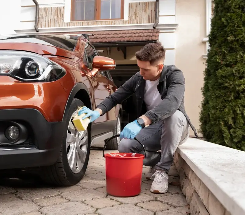 Lavage auto à domicile Lafox : professionnel intervenant sur un véhicule